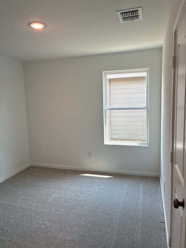 Building Photo - Charming 4 beds 2 baths in San Antonio!