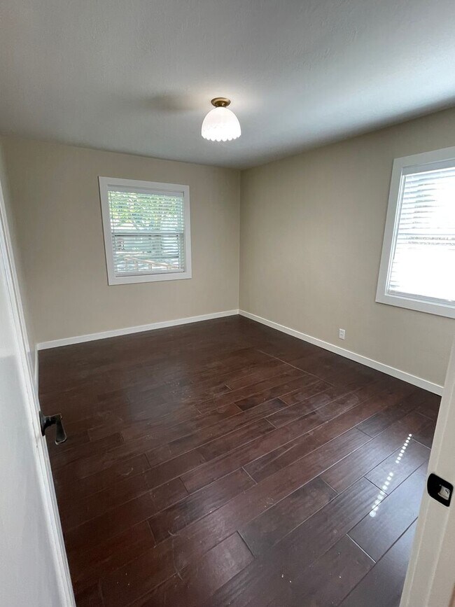 Building Photo - Beautiful Remodeled Calistoga Home