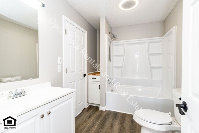 Building Photo - Available now!! ***MOVE IN RENT SPECIAL $550 OFF FIRST MONTH'S RENT!!***