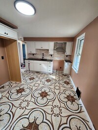 Building Photo - Cozy two bedroom one bath and Hancock scho...