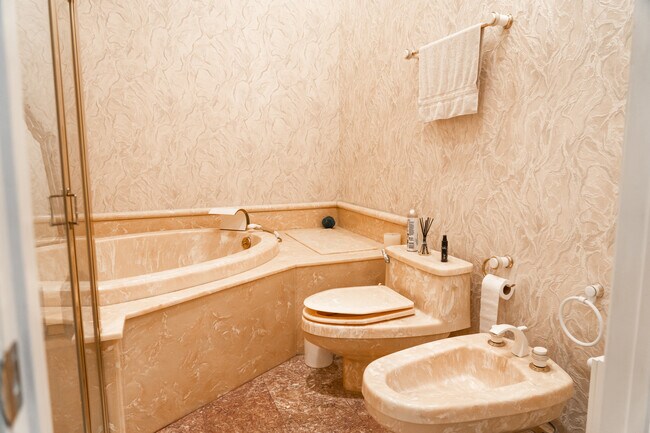 master bathroom - 840 N Croft Ave