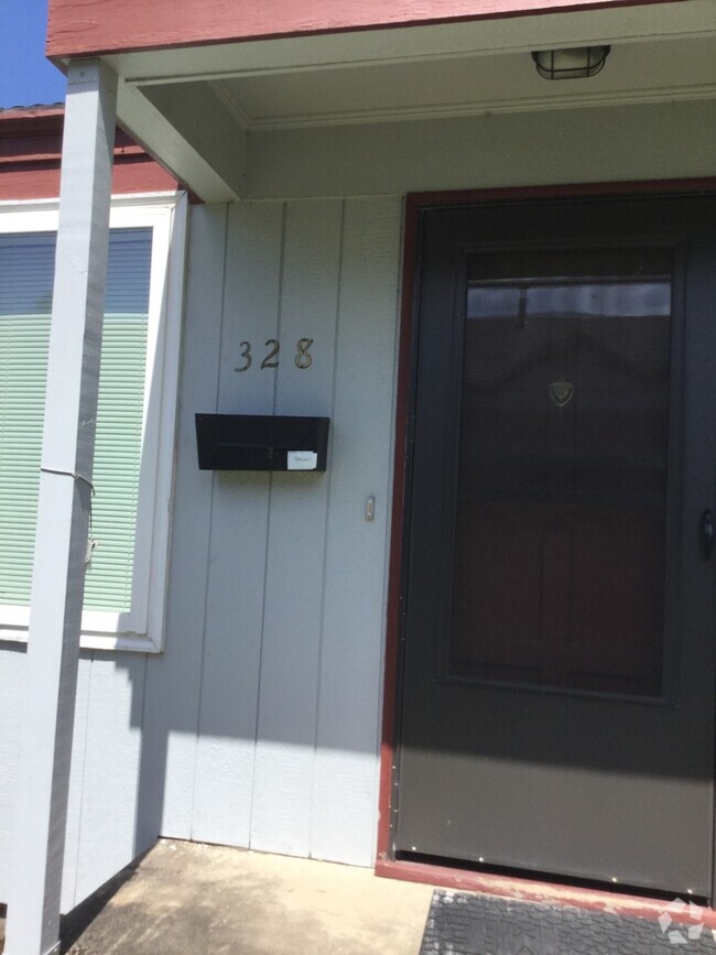 Building Photo - Quaint One Bedroom Duplex ~Close to Campus!