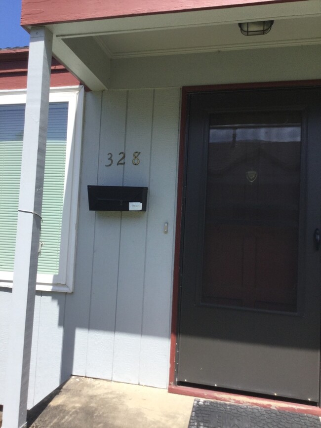 Primary Photo - Quaint One Bedroom Duplex ~Close to Campus!