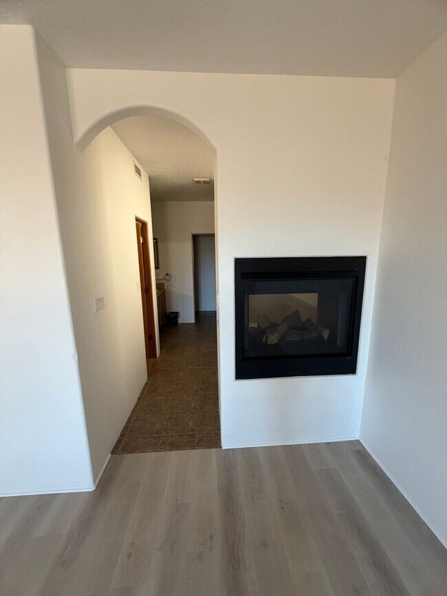 Building Photo - 3-Bedroom House!