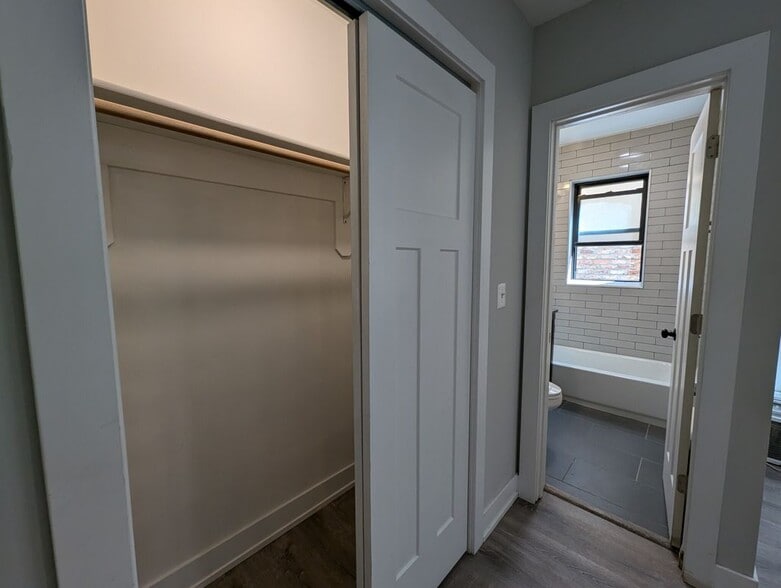 Building Photo - 4546 N Damen Ave