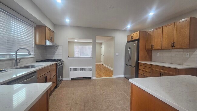 Building Photo - 736 3rd St