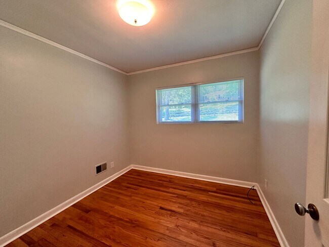 Building Photo - 3221 Foxhall Rd