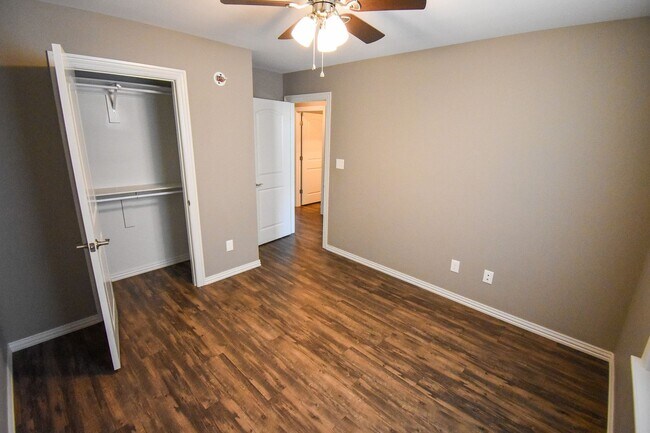 Building Photo - Stunning 3 bedroom, 2 bathroom Home available in Prairie Grove!