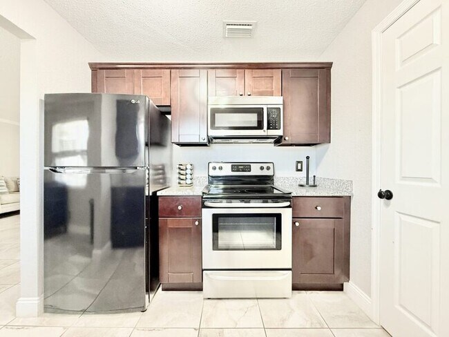 Building Photo - 200 Countryclub Drive - 808