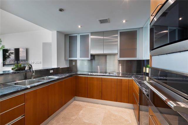 Building Photo - THE BENTLEY BAY CONDO