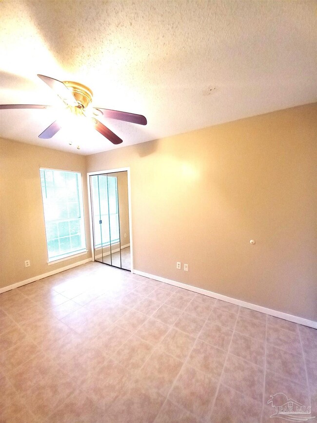 Building Photo - 533 Petros Cir