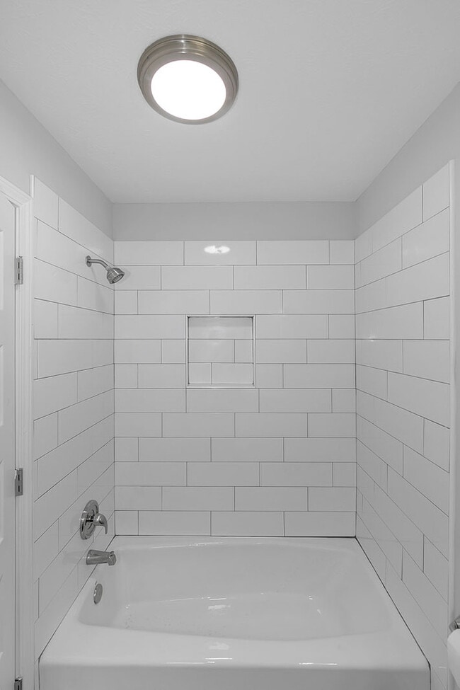 Building Photo - 1250 Della Way