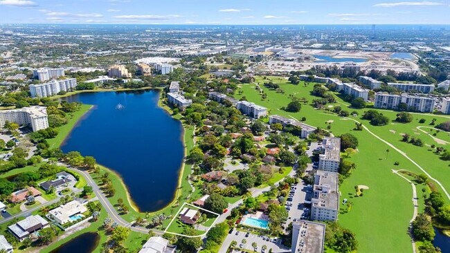 Building Photo - 3015 N Palm Aire Dr