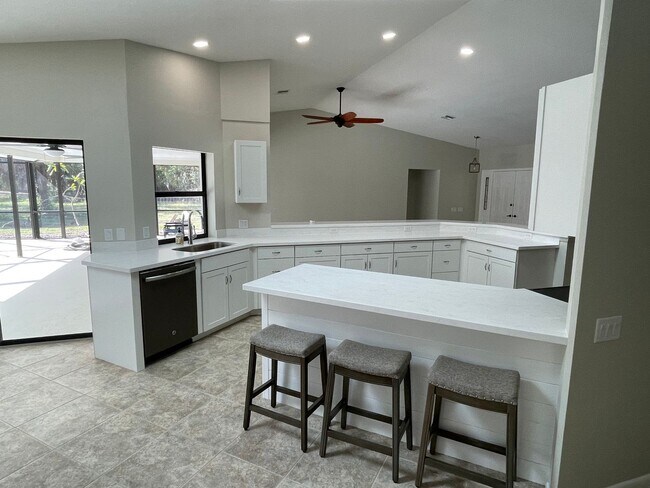 Building Photo - 242 Snyder Dr
