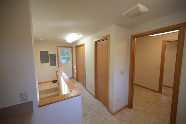 Building Photo - Beautiful water view home in Diamond Point...