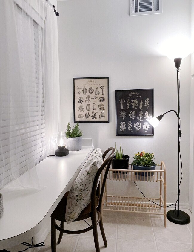 Breakfast nook in the kitchen. - 7718 Royal Ln