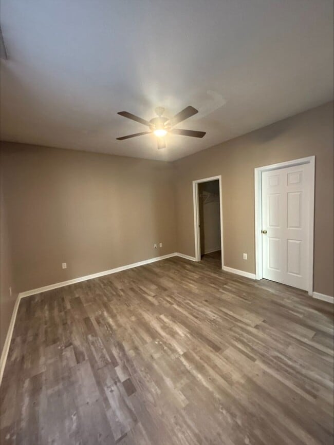Building Photo - Large 3 Bedroom Townhome Available For Short-Term Lease! Brand New Flooring and Paint!