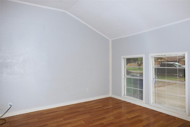 Building Photo - 617 Hurst Pl