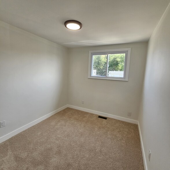 Building Photo - 3256 Birch Rd