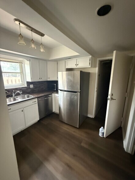 Building Photo - 8281 Sobax Dr