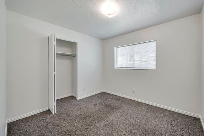 Building Photo - Darling Ground Floor Stonebrook Condo