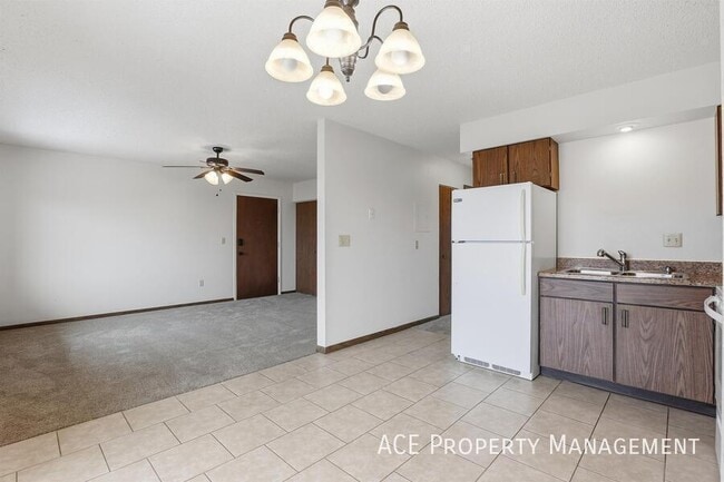 Building Photo - 705 Dakota Dr