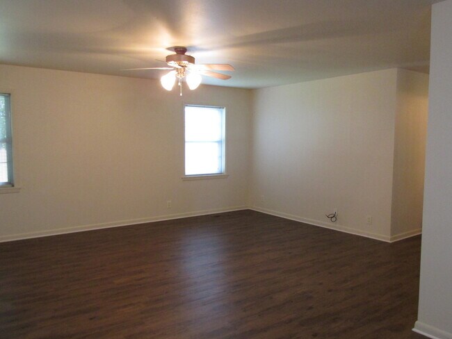 Building Photo - ***342 SW D Street***