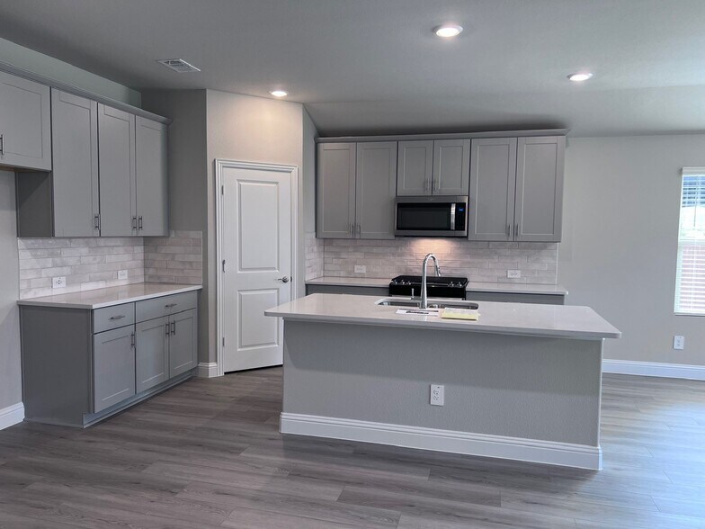 Building Photo - 601 Huntley Dr