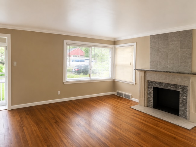 Building Photo - Upgraded Westside Bungalow Section 8 Accepted