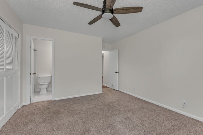 Building Photo - Brentwood/Crieve Hall end unit Condo -avai...