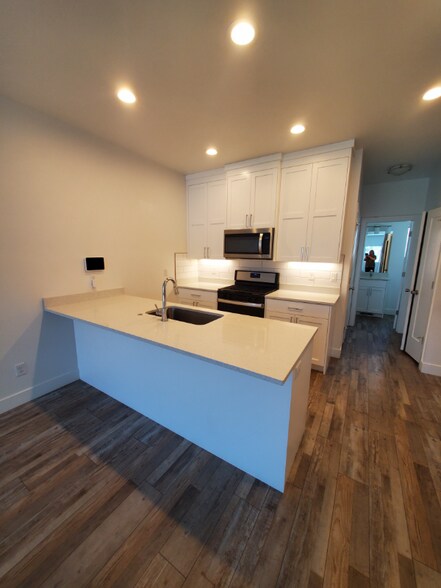 Building Photo - 2186 525 W