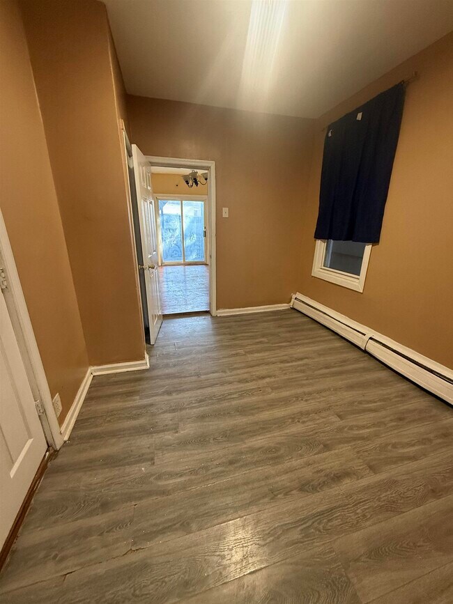 Building Photo - 290 Ege Ave