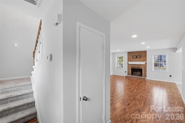 Building Photo - 805 Farm Tree Ln