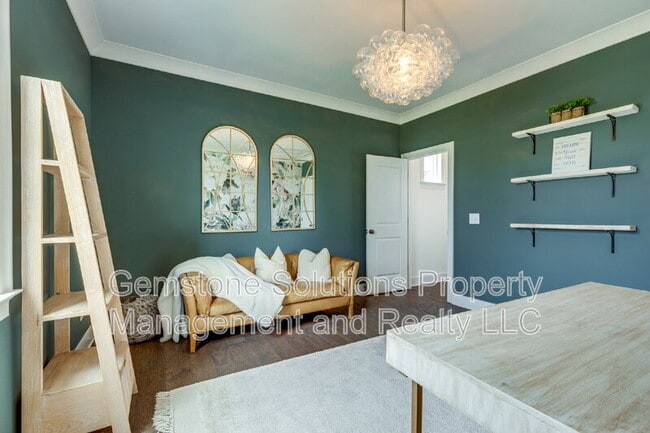 Building Photo - 1806 Burland Cres