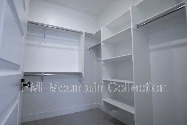Building Photo - 459 Rimrock Ln