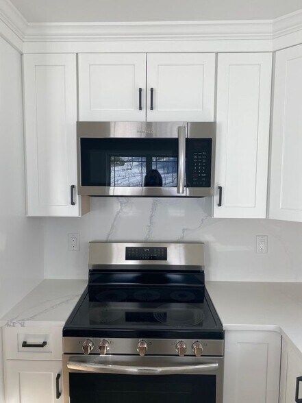 Building Photo - 53 River