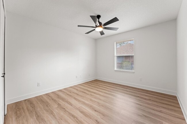 Building Photo - 15738 Northside Dr E