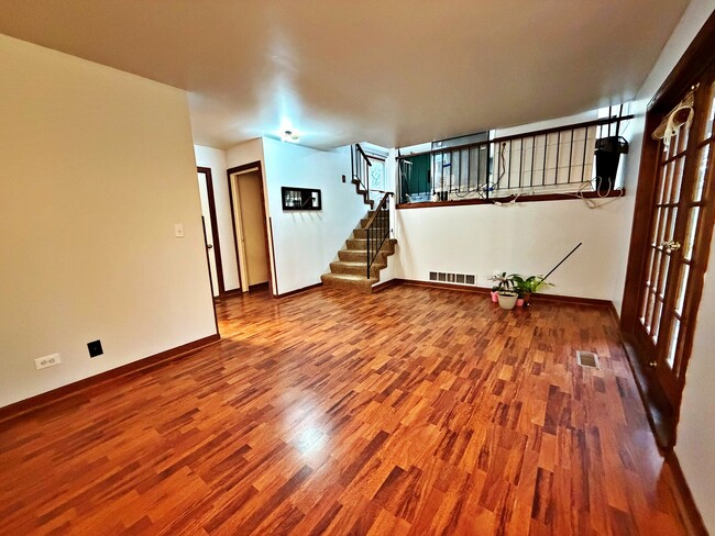 Building Photo - 800 W Beechtree Ln