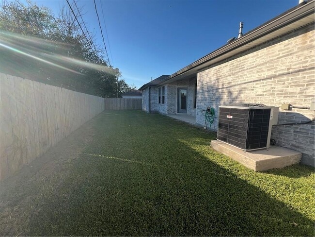 Building Photo - 2148 Pirate Dr