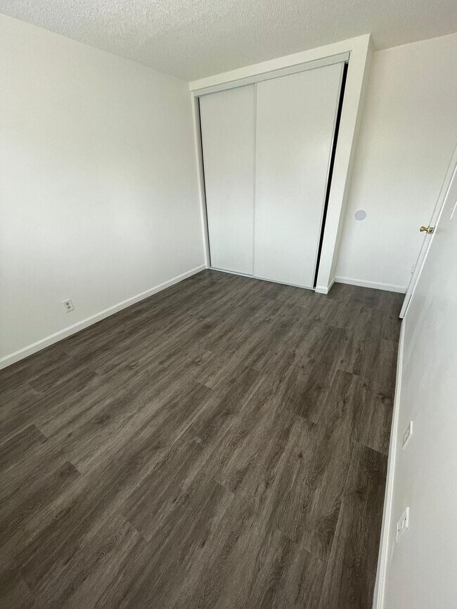 Building Photo - Lovely 3 Bedroom 1.5 Bath Condo