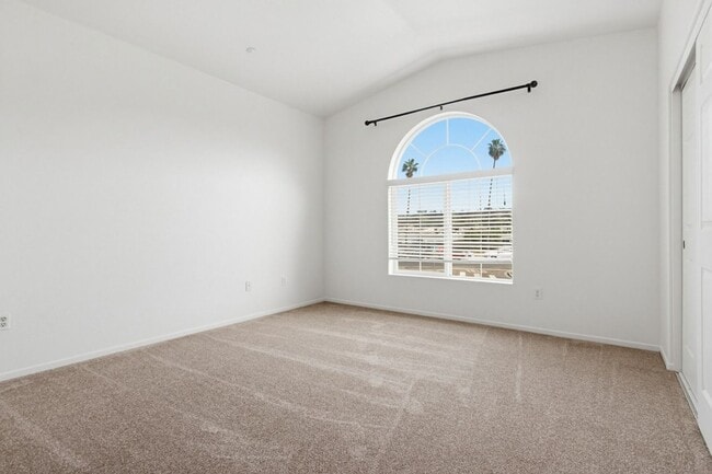 Building Photo - Oceanside - Pelican Cove Townhouse!
