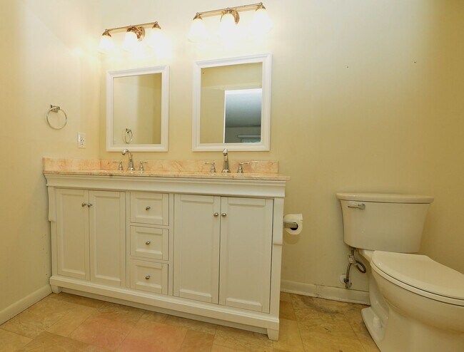 Building Photo - Community Lake-Dock and Private Beach