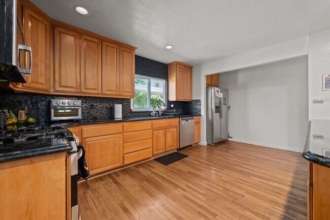 Building Photo - 5227 E Falls View Dr