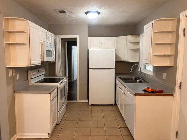 Building Photo - 227 Goldie Dr SE