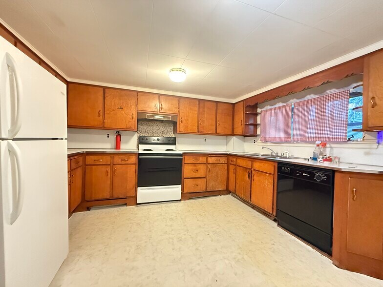 Primary Photo - 195 Mount Auburn St