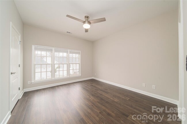 Building Photo - 108 S Square Row