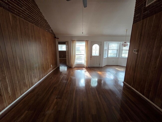 Building Photo - 2121 Redwood St