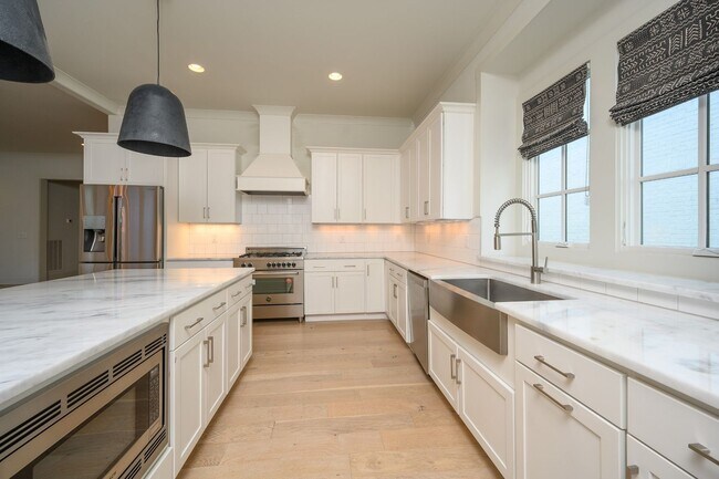 Building Photo - **LIKE-NEW, HIGH-END EXECUTIVE HOME WITH I...