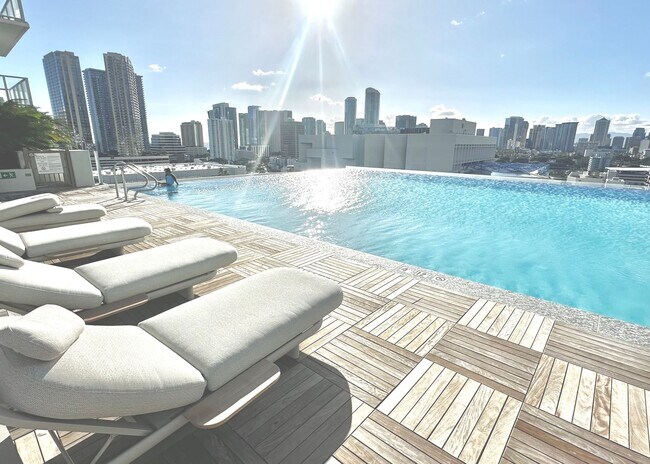 Building Photo - RARELY AVAIL 1 BED/1 BATH/1 PRKG OCEAN VIE...