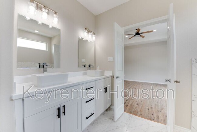 Building Photo - 8203 Woodlyn Rd